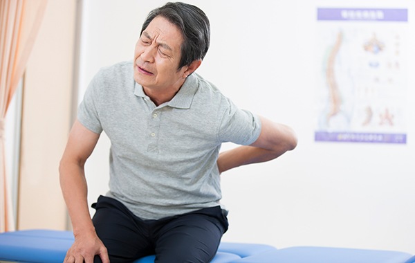 Grey-Elderly-Man-with-Back-Pain---NoFrills-Chiropractic-Singapore Grey-Elderly-Man-with-Back-Pain-NoFrills-Chiropractic-Singapore