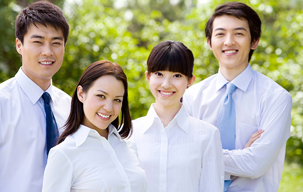 Group-of-Four-Chiropractors-in-White-Uniform-NoFrills-Chiropractic-Singapore
