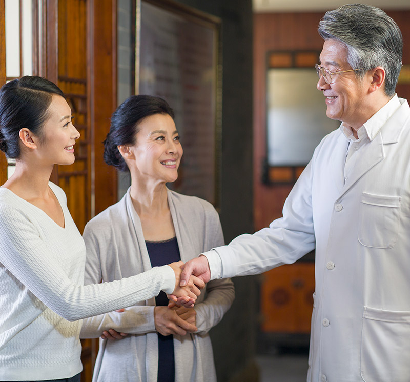 Two-Ladies-with-a-Male-Chiropractor-Shaking-Hands-with-Each-Others---NoFrills-Chiropractic-Singapore Two-Ladies-with-a-Male-Chiropractor-Shaking-Hands-with-Each-Others-NoFrills-Chiropractic-Singapore